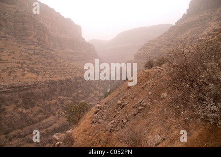 Una vista del Gali Ali Beg Canyon e del fiume Choman durante una tempesta di sabbia nelle montagne Zagros, nella regione Kurdistan del nord dell'Iraq. Foto Stock