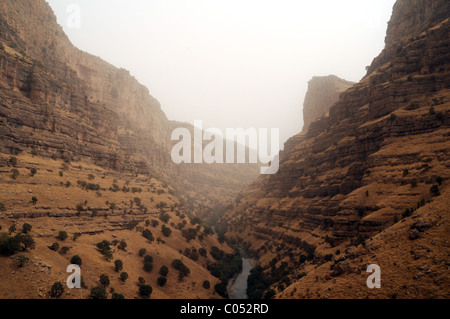 Una vista del Gali Ali Beg Canyon e del fiume Choman durante una tempesta di sabbia nelle montagne Zagros, nella regione Kurdistan del nord dell'Iraq. Foto Stock