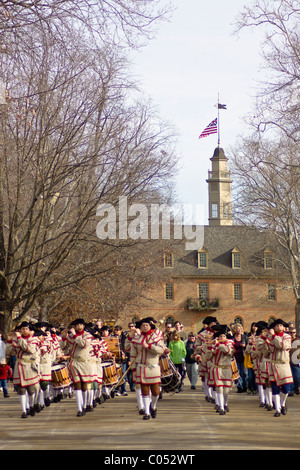 Fife e tamburo Marching Band che suona di fronte alla casa del capitale Burgesses edificio nel centro storico di Colonial Williamsburg, VA. Foto Stock