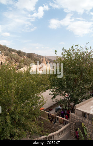 Una vista sulle guglie e mausolei della tomba dello sceicco Adi presso il santo Yezidi sito religioso di Lalish, Shekhan, Kurdistan, nell Iraq del nord. Foto Stock