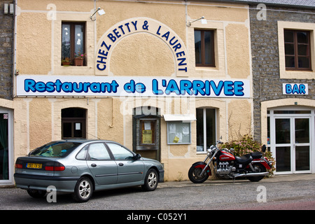 Renault Laguna berlina e Honda Valkyrie motociclo presso il ristorante de l'Arrivee, in Normandia, Francia Foto Stock