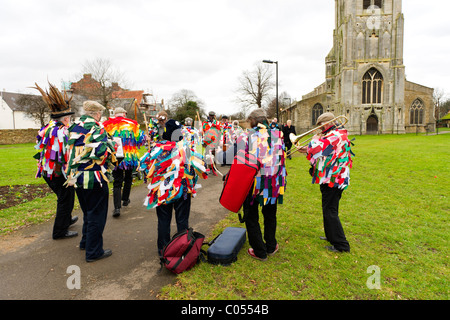 Rutland Morris musicisti e ballerini eseguono davanti la chiesa di Santa Maria, Whittlesey, a Whittlesea paglia Festival Orso Foto Stock