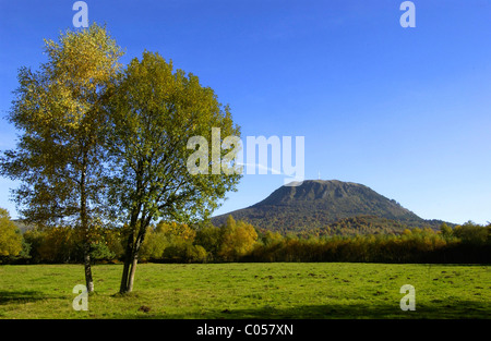 Le Puy-de-Dôme, vulcano in Chaine des Puys, Auvergne, Francia. Foto Stock