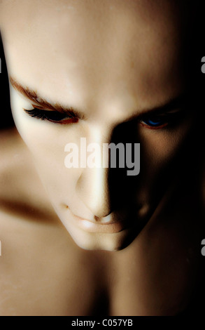 In prossimità della faccia di un manichino maschio guardando verso il basso. Foto Stock