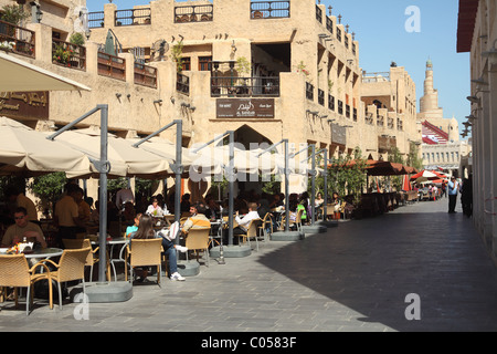 Tipica scena del pomeriggio nel Souq Waqif, Qatar, con vivace Cafè e i visitatori locali e vagare attraverso il Broad Street. Foto Stock