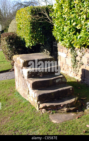 Cavallo passi di montaggio vicino alla Basilica di San Lorenzo è la Chiesa, Meriden, West Midlands, England, Regno Unito Foto Stock