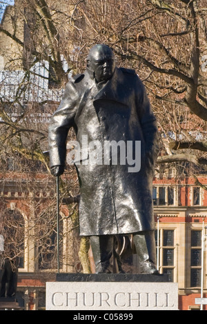 Londra , Westminster , dimensione della vita moderna o contemporanea statua di bronzo o di scultura di Sir Winston Churchill in piazza del Parlamento Foto Stock