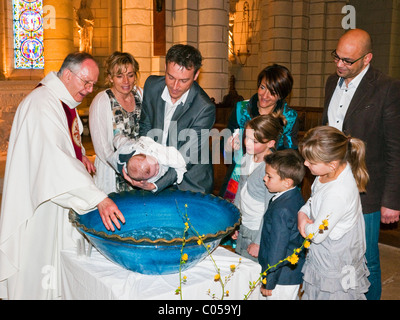 Christian baby il battesimo nella chiesa cattolica - Indre-et-Loire, Francia. Foto Stock