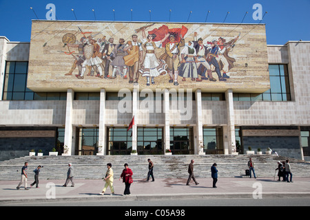 Una vita quotidiana scena di strada con la gente di fronte al Museo Storico Nazionale di Tirana, Albania Foto Stock