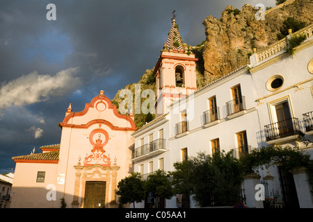 Santa Maria la Chiesa Parrocchiale a Zahara: Spagnolo villaggio bianco, & campanile di una chiesa e di altri edifici al crepuscolo / Tramonto / sun set. Spagna. Foto Stock