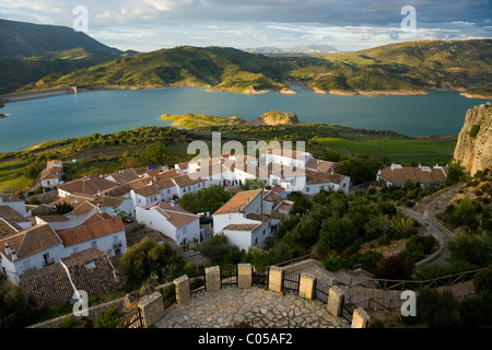 Vista di man-made serbatoio sopra case in tipico / Spagnolo tradizionale villaggio bianco di Zahara: Crepuscolo / Tramonto / sun set. Spagna. Foto Stock