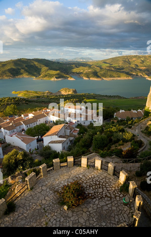 Vista di man-made serbatoio sopra case in tipico / Spagnolo tradizionale villaggio bianco di Zahara: Crepuscolo / Tramonto / sun set. Spagna. Foto Stock