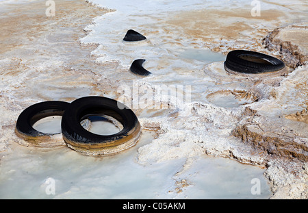 Importazioni oggetto di dumping di pneumatici vettura impostato in tufo di inquinamento delle acque in Brook fondo molle Buxton Peak District DERBYSHIRE REGNO UNITO Foto Stock