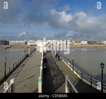 Una vista di Worthing Pier e il lungomare da una finestra del night club alla fine del molo Foto Stock