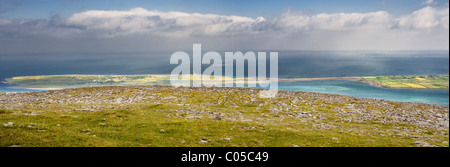 Pavimentazione di pietra calcarea, su Abbey Hill, Burren, Co Clare, affacciato Aughinish isola nella baia di Galway, Irlanda Foto Stock