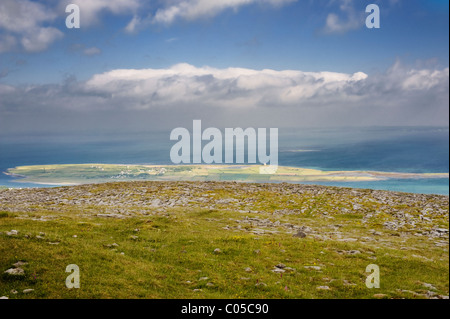 Pavimentazione di pietra calcarea, su Abbey Hill, Burren, Co Clare, affacciato Aughinish isola nella baia di Galway, Irlanda Foto Stock