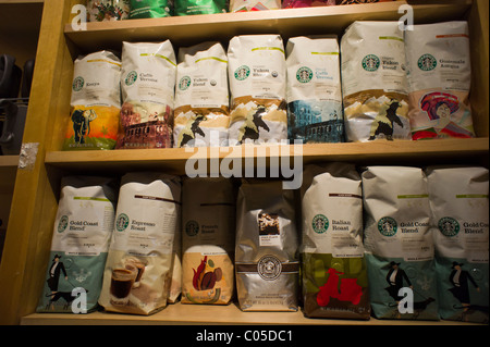 Una selezione di pacchetti di caffè Starbucks sono in uno Starbucks Cafe, domenica 13 febbraio, 2011. (© Richard B. Levine) Foto Stock
