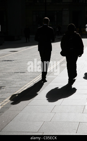 I pendolari fanno il loro modo di lavorare nella città di Londra Foto Stock