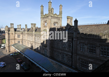 Mock Tudor architecture deliberatamente progettati per combinare con la vecchia scuola di Shrewsbury, ora la Stazione di Shrewsbury in Castlegates. Foto Stock