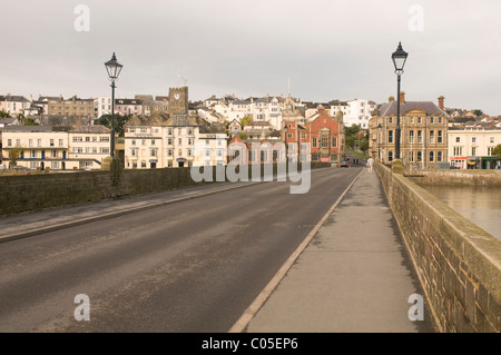 Il vecchio ponte che attraversa il fiume Torridge a Bideford in North Devon, visto dal lato orientale Foto Stock