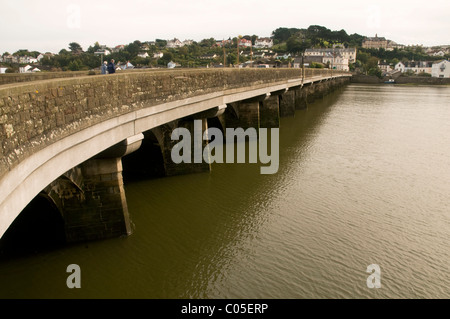 Il vecchio ponte che attraversa il fiume Torridge a Bideford in North Devon, visto dalla riva occidentale del fiume Foto Stock