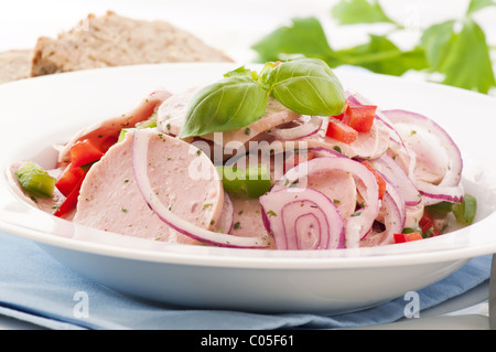 Salsiccia bavarese saland con il cetriolino e paprica come closeup sulla piastra bianca Foto Stock