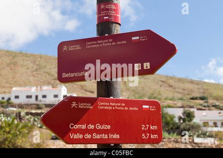 Sentiero indicazioni per GR-131, una lunga distanza itinerario a piedi attraverso le isole Canarie di Fuerteventura, visto qui a Betancuria Foto Stock