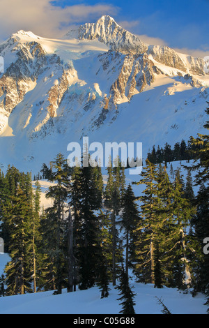 Mount Shuksan nello stato di Washington il Parco Nazionale delle Cascate del Nord riflettente nel lago di immagine Foto Stock