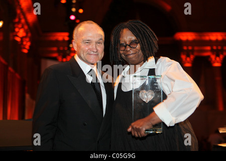 Whoopi Goldberg e NYC il commissario di polizia Raymond Kelly a Cipriani downtown. Whoopi accetta il Lifetime Achievement Award. Foto Stock