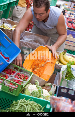 Il taglio di porzioni di fresca di melone al fruttivendolo . Frutta e verdura fresca per la vendita per le strade di La Valletta a Malta. Foto Stock