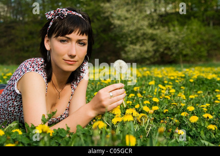 La giovane donna distesa in un prato Foto Stock