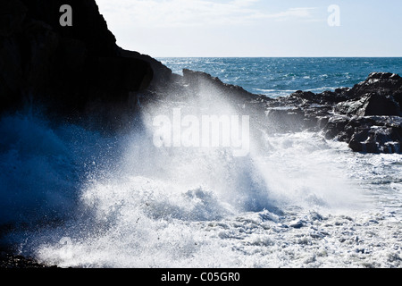 Pesanti mari Atlantico con grandi onde che si infrangono sulla spiaggia di Ajuy sull'isola delle Canarie di Fuerteventura Foto Stock