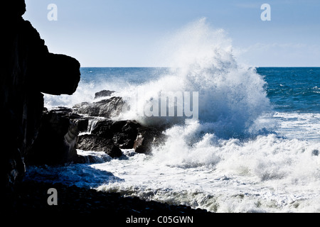Pesanti mari Atlantico con grandi onde che si infrangono sulla spiaggia di Ajuy sull'isola delle Canarie di Fuerteventura Foto Stock