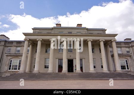 La facciata in stile neoclassico di Shugborough Hall trasformato in una residenza georgiana tra 1745-1748 dall'architetto Thomas Wright Foto Stock