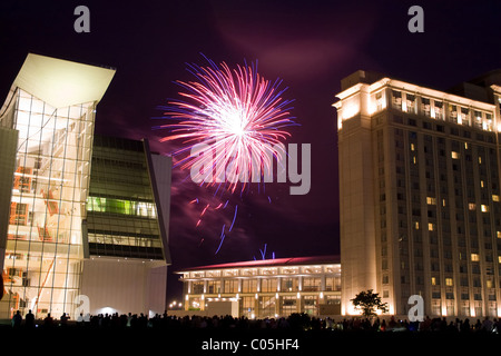 Bellissimi fuochi d'artificio di esplodere in un cielo notturno. Foto Stock