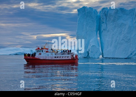 La barca turistica e degli iceberg nel Kangia icebergs, Disko-Bay, West-Greenland, Groenlandia Foto Stock