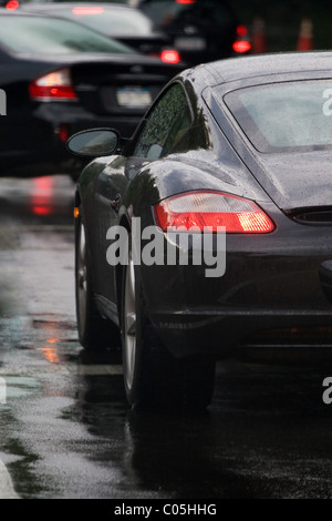 Un primo piano della luce di posizione posteriore su una moderna auto sportiva. Foto Stock