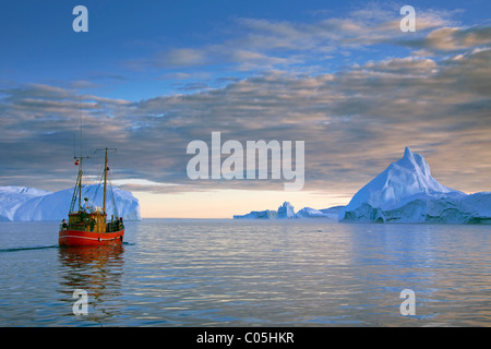 La barca turistica e degli iceberg nel Kangia icebergs, Disko-Bay, West-Greenland, Groenlandia Foto Stock