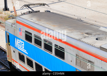 Un Metra elettrico treno commuter al Van Buren Street Station. Chicago, Illinois, Stati Uniti d'America. Foto Stock