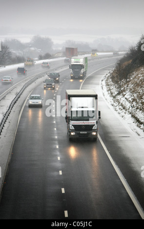 M11 Autostrada nella neve sul Essex Cambridgeshire confine Foto Stock