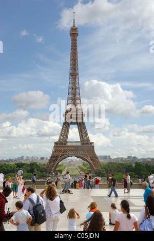 Place du Trocadéro è il luogo perfetto per visualizzare la Torre Eiffel, uno dei più famosi luoghi di interesse di Parigi, Francia. Foto Stock