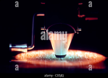 Microscopio utilizzato per ispezionare le schede di circuito da utilizzare sul computer chip micro Foto Stock