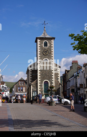 La pietra costruito discutibile Hall con orologio in Keswick, costruito nel 1813 e che ora ospita l'Ufficio Informazioni Turistiche Foto Stock