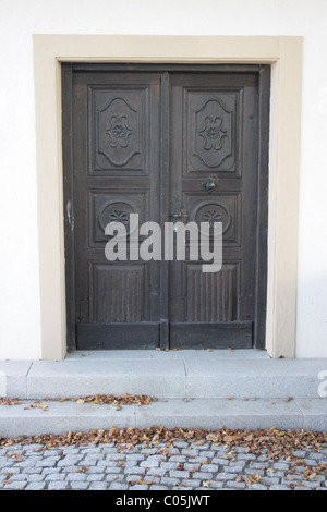 Bella porta di legno di una vecchia casa Foto Stock