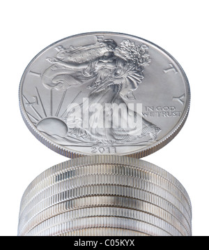 Una pila di 2011 uno oncia di noi silver Eagle monete con un equilibrato sulla parte superiore. Foto Stock