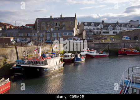 Original case di pescatori, smokehouses e il "Castello di Bamburgh' Inn sul porto a Seahouses Foto Stock