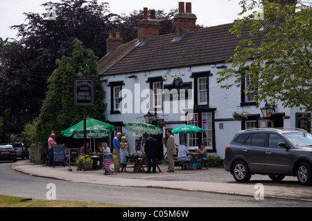 Un bel pomeriggio di sole al Muratori Arms pub (free casa) nel Vescovo Monkton Foto Stock