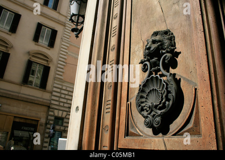 Metallo in ottone testa di leone respingente sulla porta di legno, Roma, Italia Foto Stock