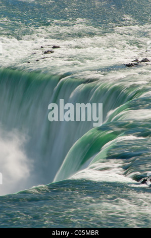 Porzione di acqua versando sopra le Cascate del Niagara preso dal lato canadese delle cascate. Foto Stock