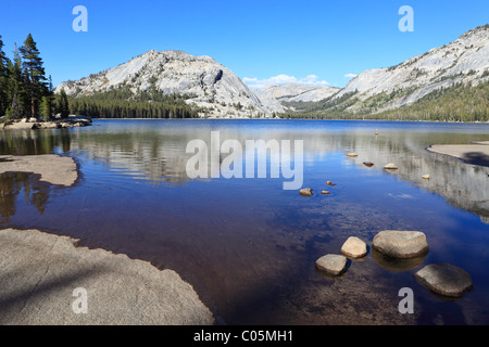 Riflessioni alpina nel Lago Tenaya nel Parco Nazionale di Yosemite in California Foto Stock